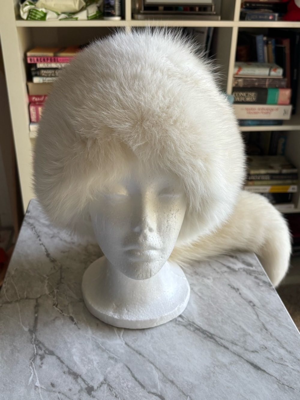 EUC IL TRENINO Luxurious White Fur Hat Womens Made in an Italy. Size S